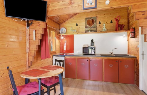 Vaulnaveys-le-Bas RV Rental | Caravan “Chalet Bouton d'Or” with Shared Pool