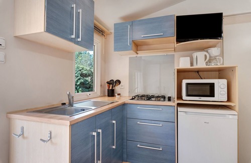 Vaulnaveys-le-Bas RV Rental | Caravan “Mobil Home Venus No. 22” with Shared Pool