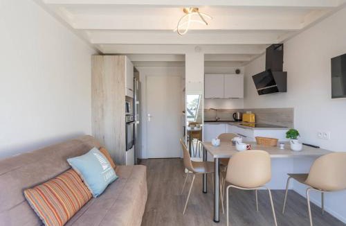 Carnac Apartment | Carnac: Duplex 2 pièces, 28m², près plage, parking, accepte animaux - FR-1-477-116