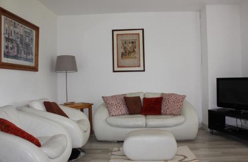 Luzech House | Castel Rouge