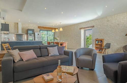Castelnau-Montratier-Sainte-Alauzie House | Castelneuve is a private home with a luxurious appearance and pool