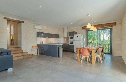 Castelnau-Montratier-Sainte-Alauzie House | Castelneuve is a private home with a luxurious appearance and pool