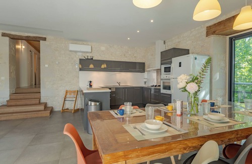 Castelnau-Montratier-Sainte-Alauzie House | Castelneuve is a private home with a luxurious appearance and pool