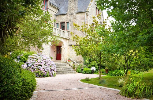 Langoelan Villa | Castle 'Gite La Renardière' with Private Pool, Private Terrace and Wi-Fi
