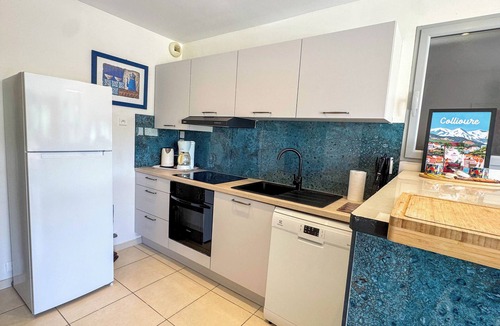 Collioure Apartment | CEZANNE: quiet, beautiful view at 250m from beaches and shops. Wireless.
