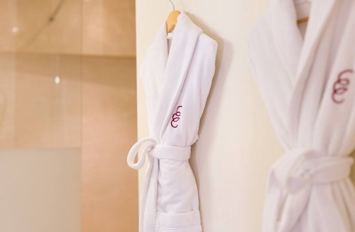 Vignieu Hotel | Château Chapeau Cornu