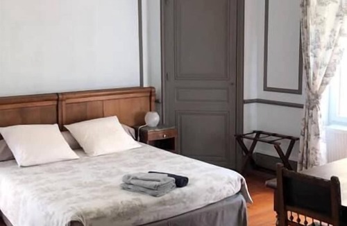 Villeneuve-de-Marc Bed & Breakfast | Château de Bonnevaux