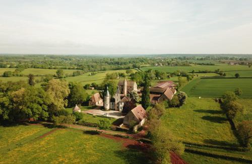 Saint-Menoux Bed & Breakfast | Château de Clusors