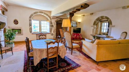 Ivry-en-Montagne House | Château de Coraboeuf - Gîte de la Marquise