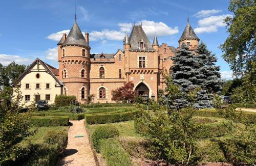 Saint-Priest-Bramefant Hotel | Château de Maulmont