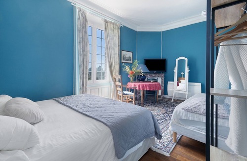Saint-Mars-du-Desert Bed & Breakfast | Château du Perray – Comtesse Suite Room with Shared Pool