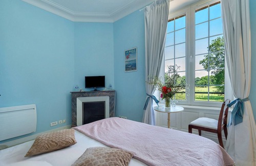 Saint-Mars-du-Desert Bed & Breakfast | Château du Perray – Marquise Comfort Room with Shared Pool