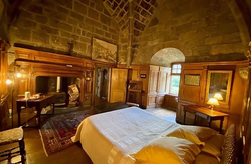 Saint-Martin-sous-Vigouroux Bed & Breakfast | Chambre Evêque Guest Room