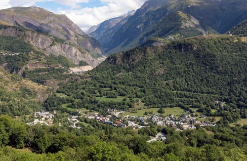 Le Freney-d'Oisans Ski Chalet | Chalet "Cert-Chevallier" with Private Garden & Wi-Fi