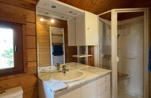 Saint-Bonnet-Troncais Apartment | Chalet confortable en forêt avec animaux admis - FR-1-489-445