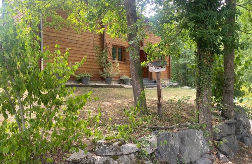 Saint-Remy-en-Rollat Bed & Breakfast | Chalet Mélusine