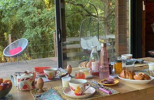 Saint-Remy-en-Rollat Bed & Breakfast | Chalet Mélusine
