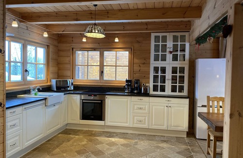 Saint-Etienne-en-Devoluy Ski Chalet | Chalet with 4 bedrooms, sleeps 12 to 14, close to the snow front
