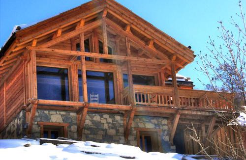 Vars Ski Chalet | Chalet with Ski Slope Views, Jacuzzi & Cinema Room