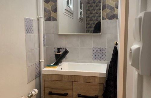 Chateauroux House | Chaleureuse Maison, Quartier Calme Hôpital