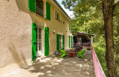 Soulosse-sous-Saint-Elophe Bed & Breakfast | Chambre dHôtes Une poule sur un mur