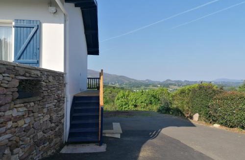 Urrugne House | Chambre avec accès indépendant - WC et salle de bain privés, parking gratuit - vue montagne