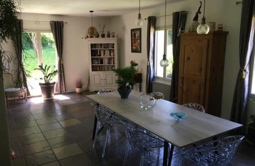 Bouloire House | Chambre avec balcon et salle de bains privée