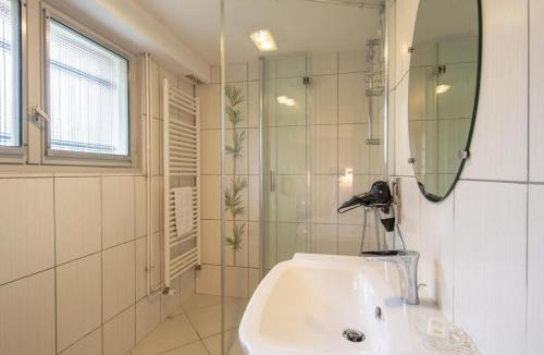Saint-Benoit-sur-Loire Bed & Breakfast | Chambre Châteauneuf : Charme Rustique avec Terrasse Privée et Wifi à Saint-Benoît-sur-Loire - FR-1-590-511