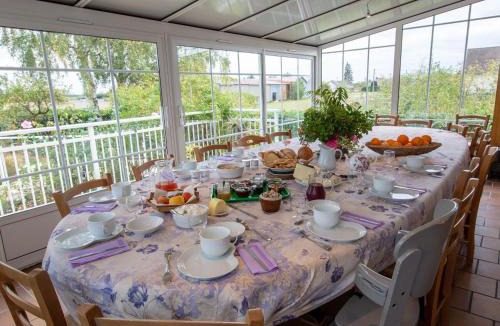 Saint-Benoit-sur-Loire Bed & Breakfast | Chambre Châteauneuf : Charme Rustique avec Terrasse Privée et Wifi à Saint-Benoît-sur-Loire - FR-1-590-511