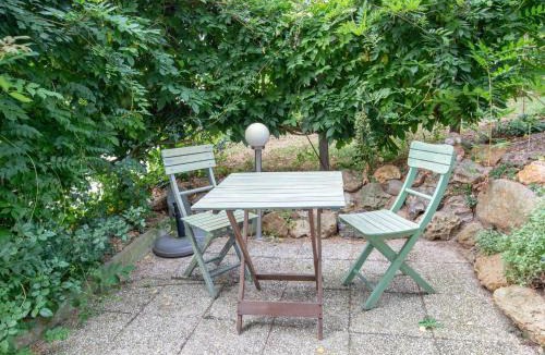 Saint-Benoit-sur-Loire Bed & Breakfast | Chambre Châteauneuf : Charme Rustique avec Terrasse Privée et Wifi à Saint-Benoît-sur-Loire - FR-1-590-511