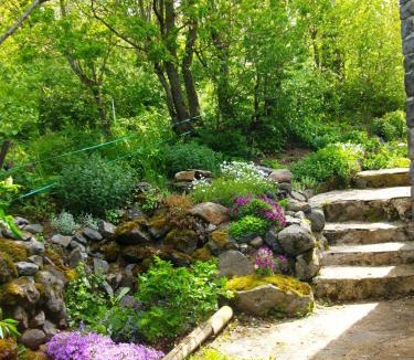 Saint-Privat-d'Allier Bed & Breakfast | Chambre Chez "Tsoussou", Le Clos des Pierres Rouges