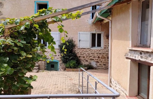 Saint-Just-en-Bas Bed & Breakfast | Chambre Chez L'habitant Avec Salle de Douche Privative