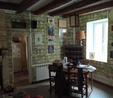 Ivoy le Pre House | chambre chez l'habitant ,bleue, maison ancienne