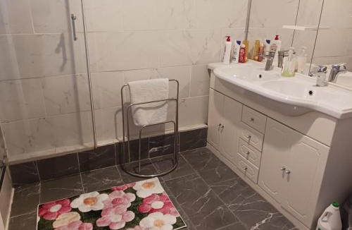 Saint-Assiscle House | CHAMBRE CONFORTABLE,GARE,Climatisation,PARKING,WIFI,pt déjeuner compris