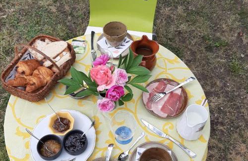 Chateauroux Bed & Breakfast | Chambre cosy avec coin salon et petit-déjeuner inclus - FR-1-591-687