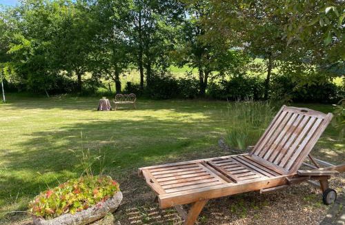 Montreuil-le-Henri Bed & Breakfast | Chambre d'hôtes spacieuse et tranquille avec parking privé - FR-1-410-446