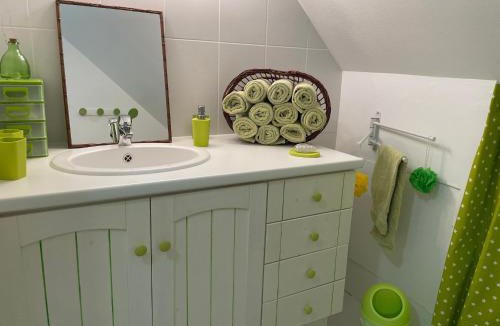 Montreuil-le-Henri Bed & Breakfast | Chambre d'hôtes spacieuse et tranquille avec parking privé - FR-1-410-446