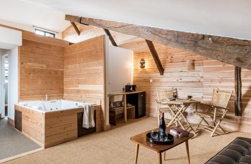 Charlieu Apartment | Chambre de caractère balnéo duo & vue toits