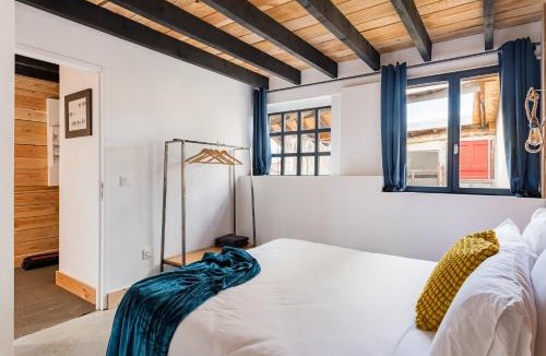 Charlieu Apartment | Chambre de caractère balnéo duo & vue toits