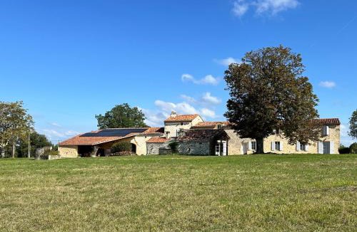 Blanquefort-sur-Briolance Apartment | Chambre en pierre