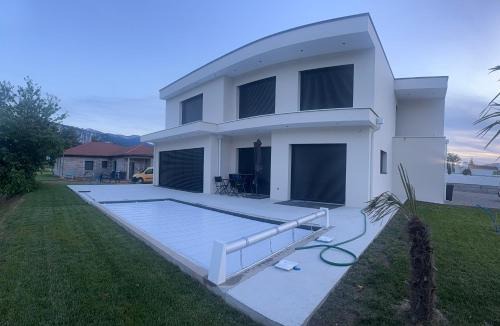 Saint-Jean-de-Moirans House | Chambre le grand champ , piscine et jacuzzi partagées