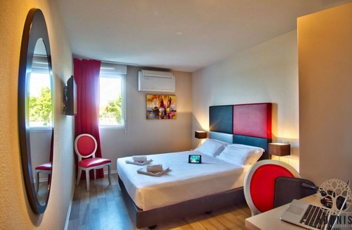 Lahonce Hotel | Chambre Moderne à Bayonne! Wi-FI + Parking Inclus!