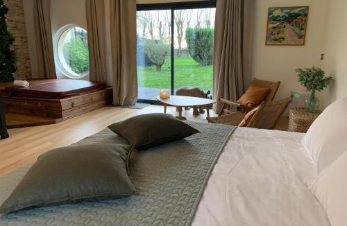 Messy House | Chambre romantique avec Jacuzzi privée