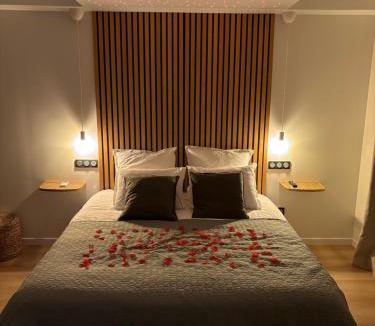 Messy House | Chambre romantique avec Jacuzzi privée