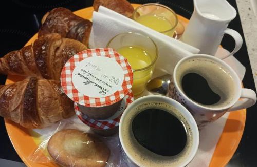 Saint-Assiscle House | CHAMBRES Climatisées tout Confort,GARE ,WIFI, parking, avec pt dejeuner compris