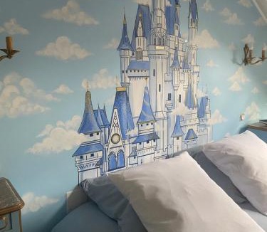 Gueugnon Bed & Breakfast | Chambres d’hôte au Chapeau Claque Cabaret