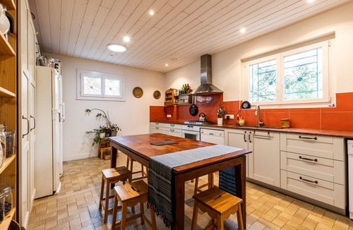 Leognan House | Chambres d’hôtes du Prieur with Shared Terrace, Garden, and Wi-Fi