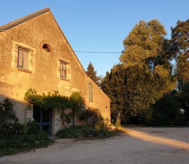 Allouis Bed & Breakfast | Chambres d'hôtes Ferme de Sardonnet