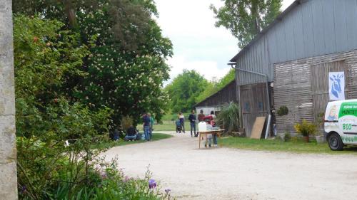 Allouis Bed & Breakfast | Chambres d'hôtes Ferme de Sardonnet