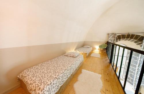 Vieille-Brioude Bed & Breakfast | Chambres et maisons d'hôtes du Prieuré de la Bajasse - Le 1150